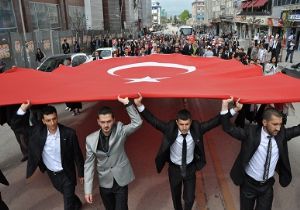 Bayrak yürüyüşünde milli heyecan